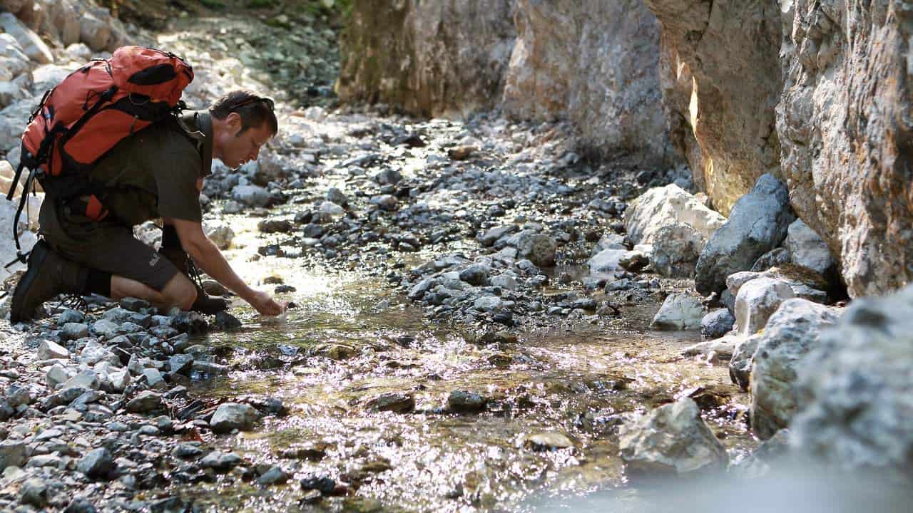 Pilgrimsvandring på Via Sacra, vid Türnitz, bäck vatten