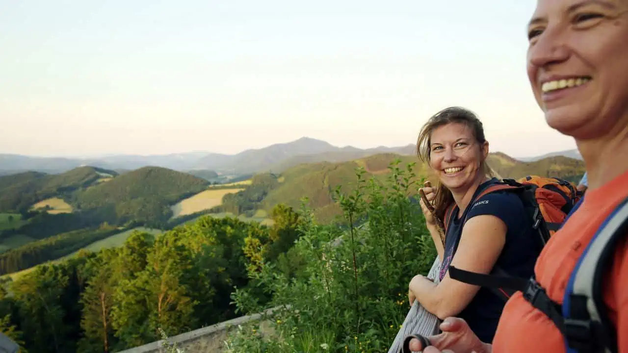 Två kvinnor på vandring på Wiener Wallfahrerweg till Mariazell Araburg på Kaumberg