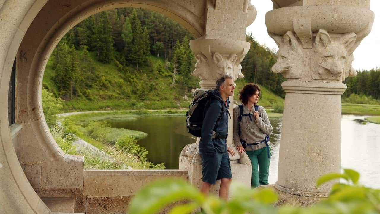 Man och kvinna på Wiener Wallfahrerweg vid Hubertussjön nära Mariazell