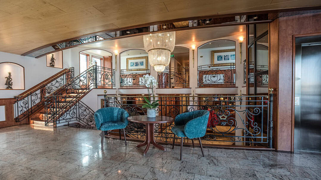 Swiss Crown Lobby Swiss Crown - Lobby