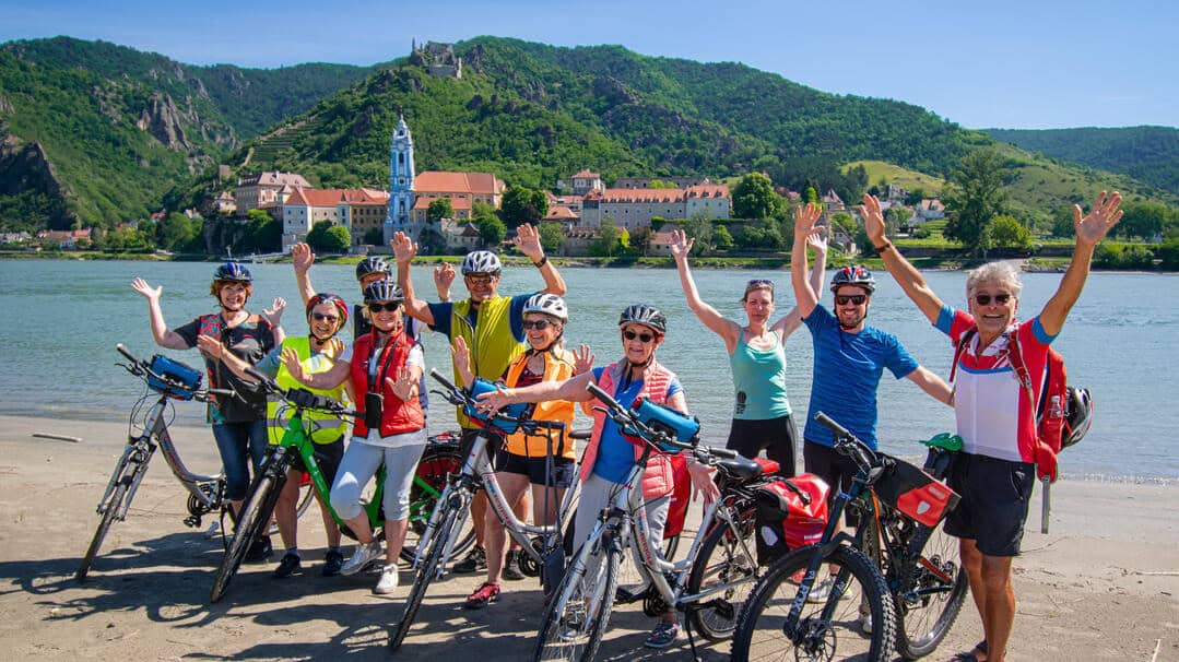 Båtcykling på Donau med glada cyklister vid Dürnstein