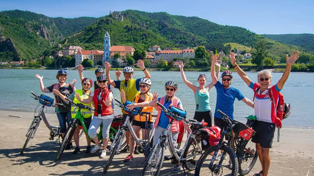 Båtcykling på Donau med glada cyklister vid Dürnstein