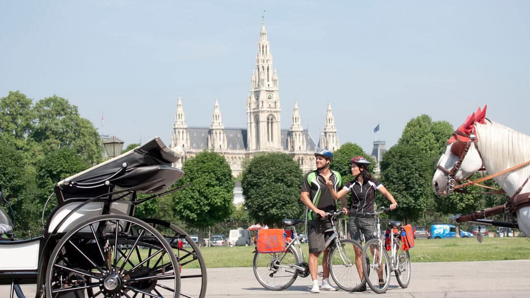 Cyklister på Heldenplatz i Wien