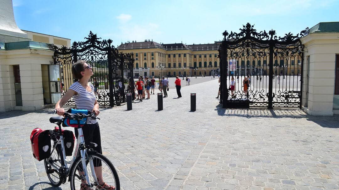 Slottet Schönbrunn vid ingången cykel