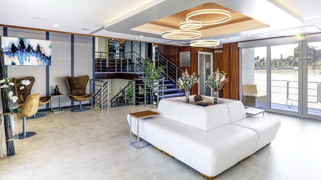 MV Vivienne - Reception MV Vivienne - Reception