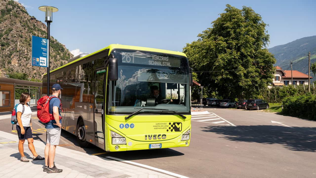 Kollektivtrafik i Sydtyrolen Buss resenärer