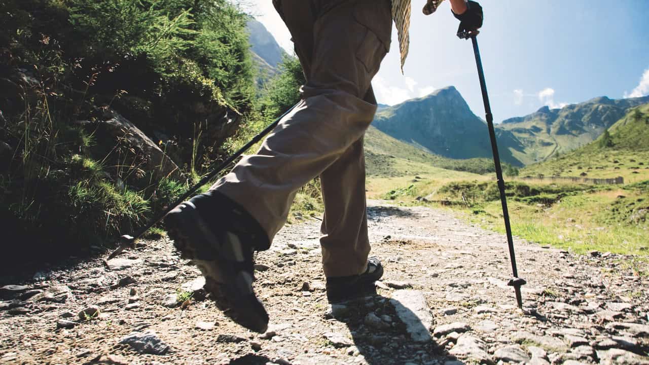 Gå vandra rätt med stavar rätt teknik vandringsstavar Alperna