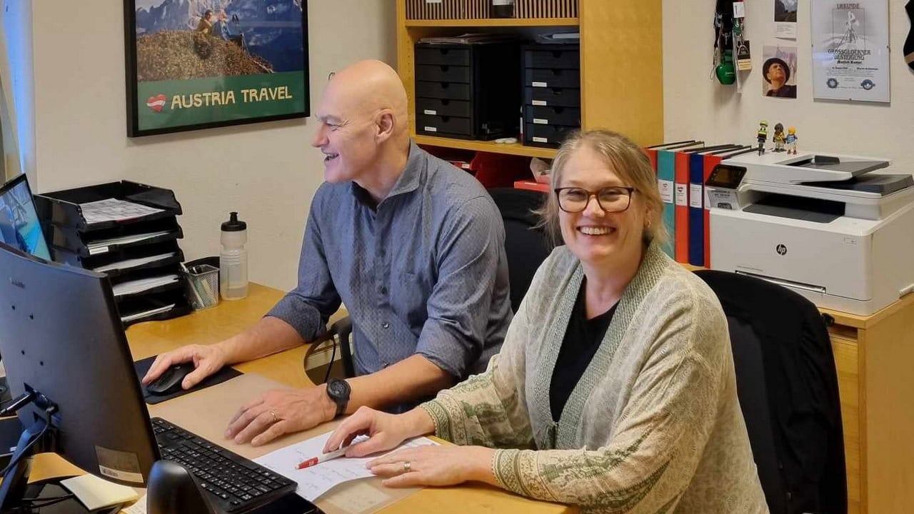 Manfred Rusner och Hanna Liljeblad på Austria Travels kontor i Borås