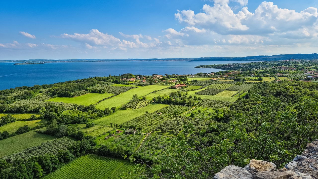 Härlig vy vid Rocca di Manerba