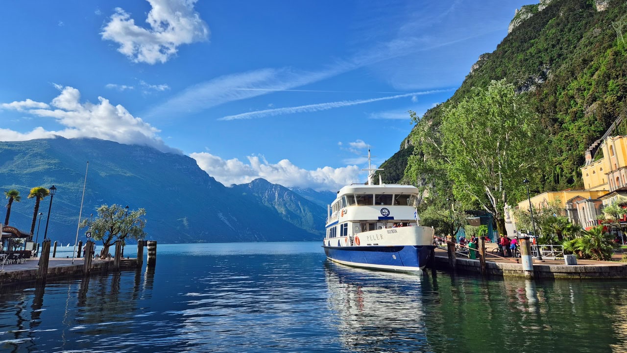vandring båt över Gardasjön