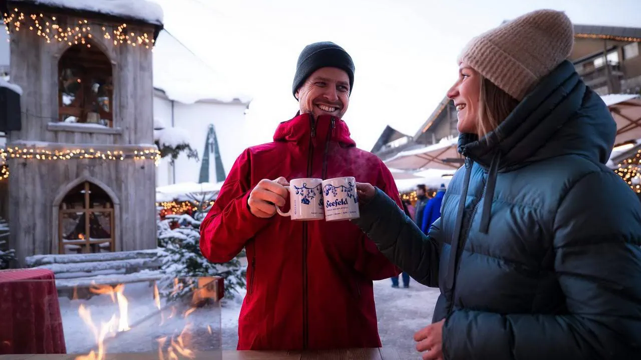Glühwein på julmarknaden i Seefeld