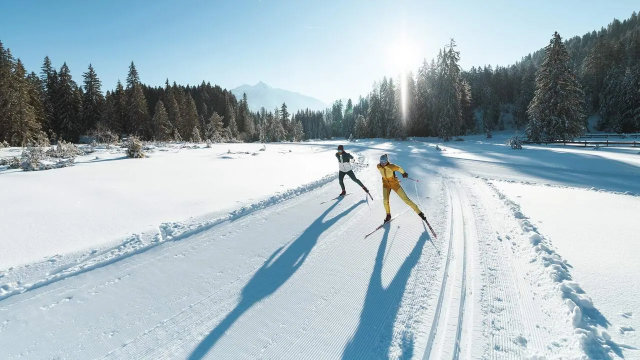 Längdskidåkare Wildmoos Seefeld skating fristil snö vinter