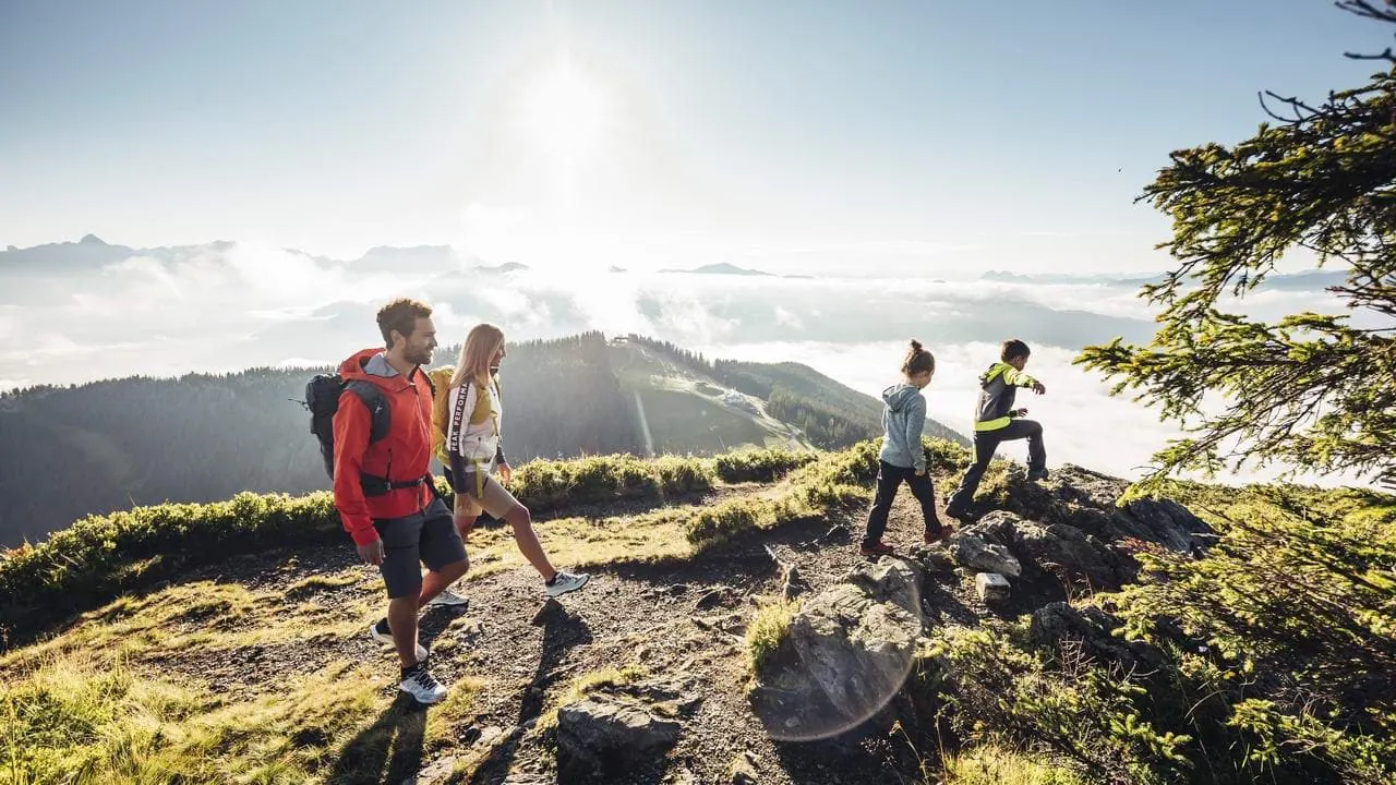 Familj på vandring Zell am See Austria Travel