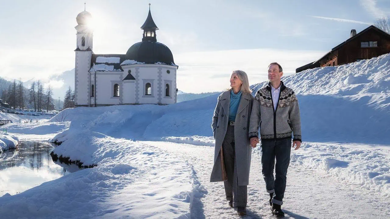 Vinterpromenad vid kyrkan Seekirchl i Seefeld
