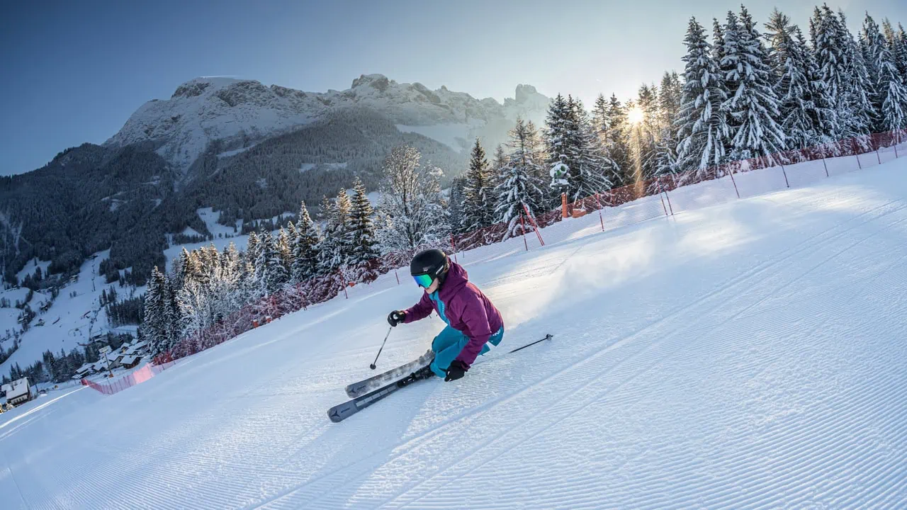 Skidåkare backe Salzkammergut julfirande