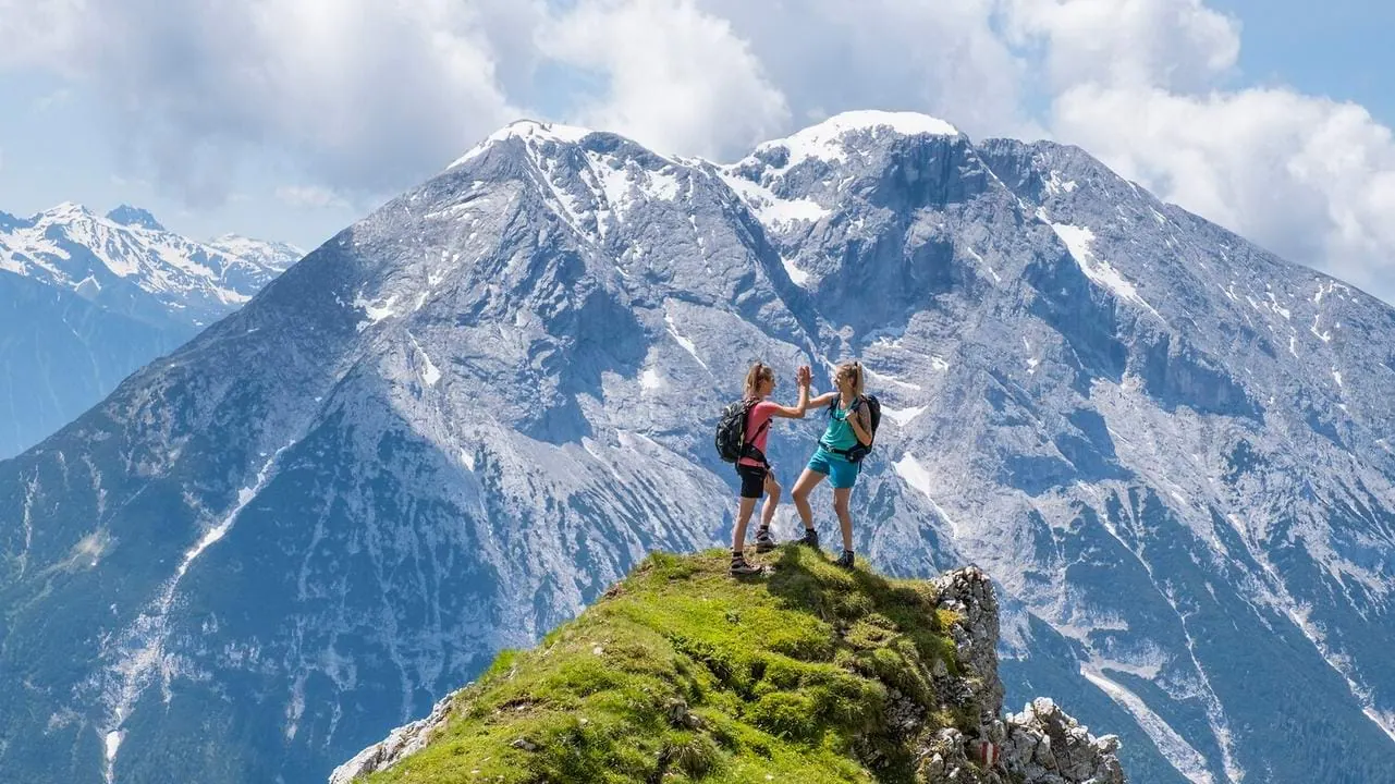Toppbestigning Gehrenspitze med vy över toppen Hohe Munde
