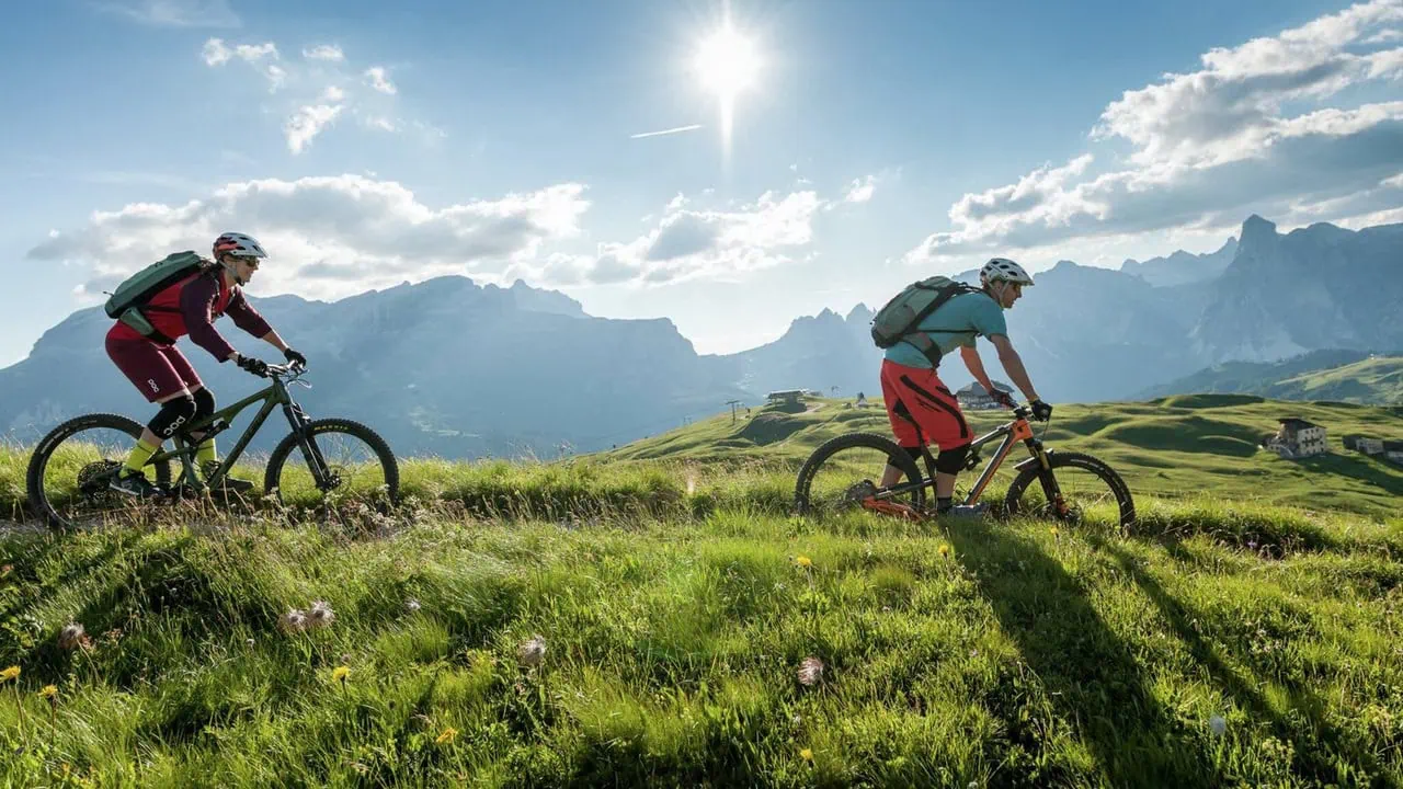MTB över alpängar i Dolomiterna