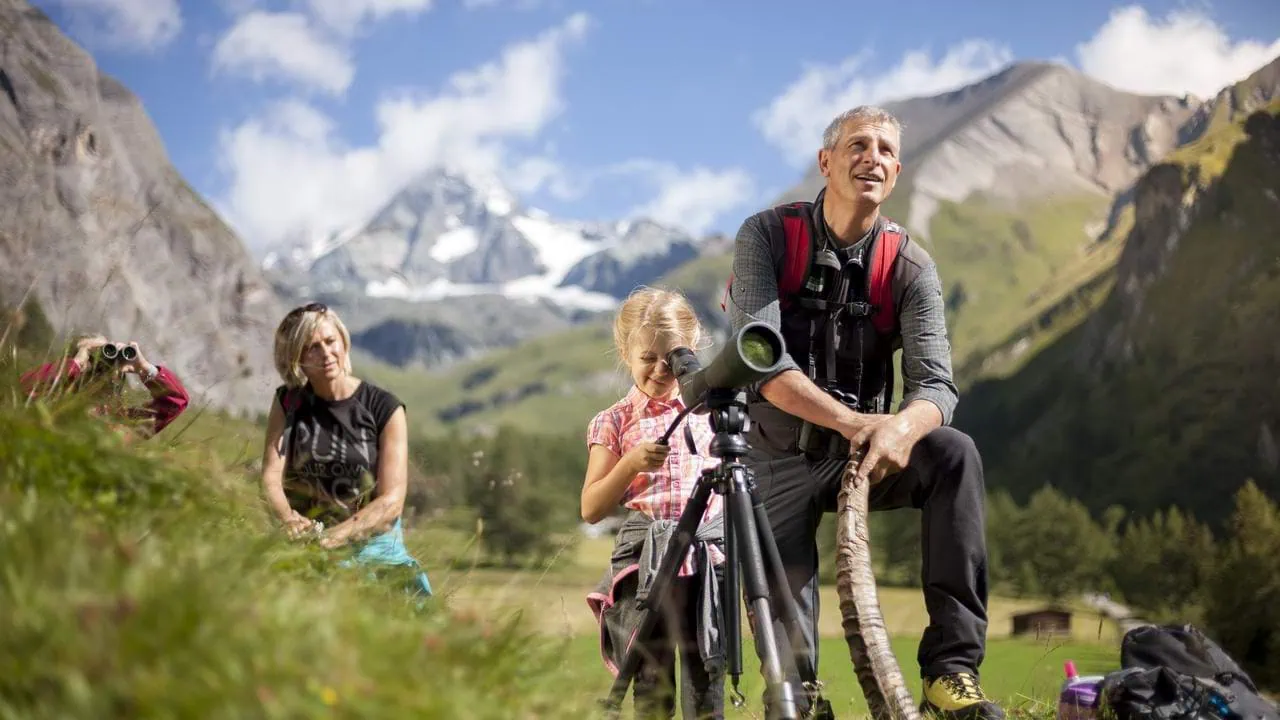 Östtyrolen Kals Grossglockner ranger i nationalparken Hohe Tauern barn