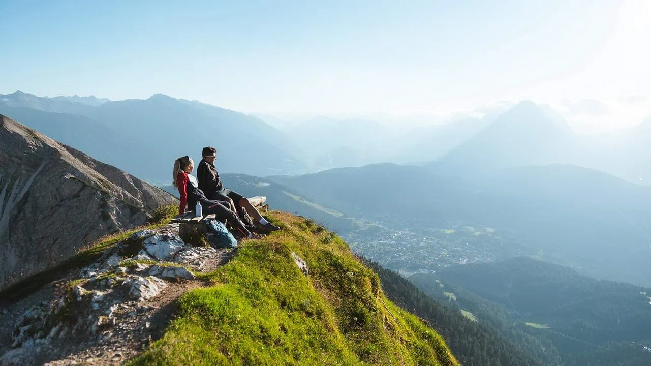 Par tar paus i solen på Seefelder Spitze Boende Hotell Seefeld