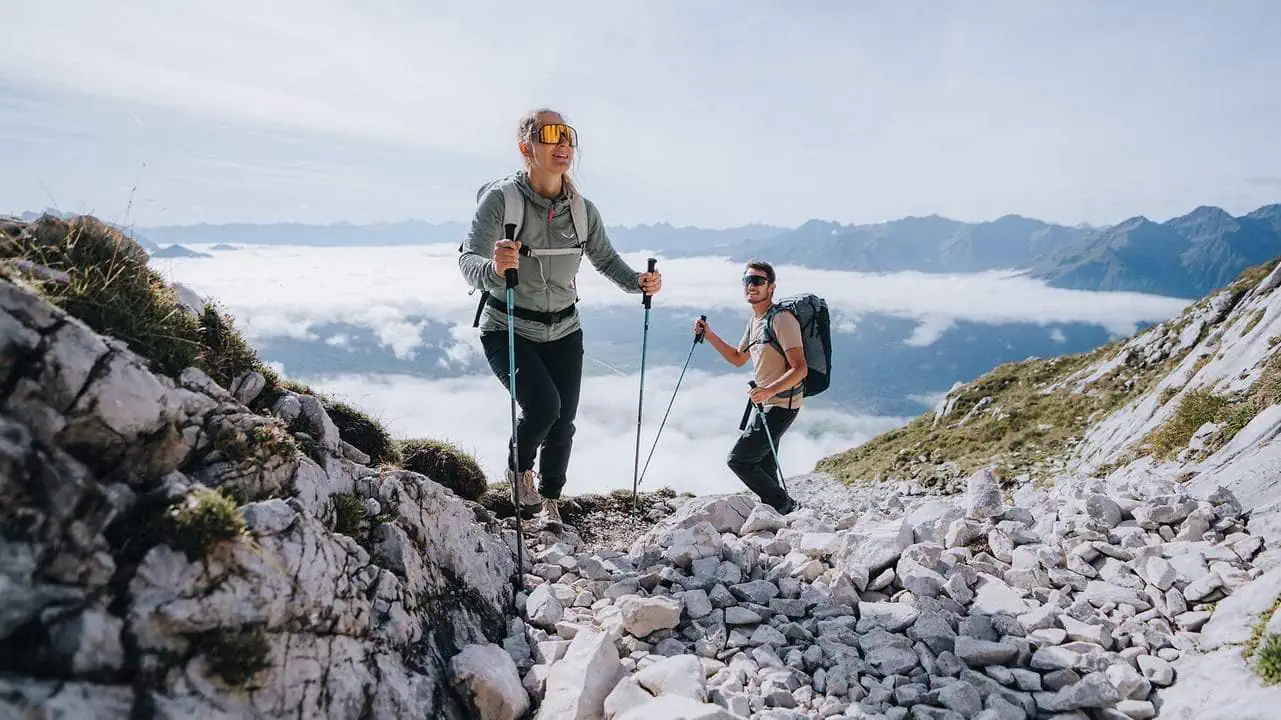 Vandrare i morgonsol uppför Hohe Munde Seefeld