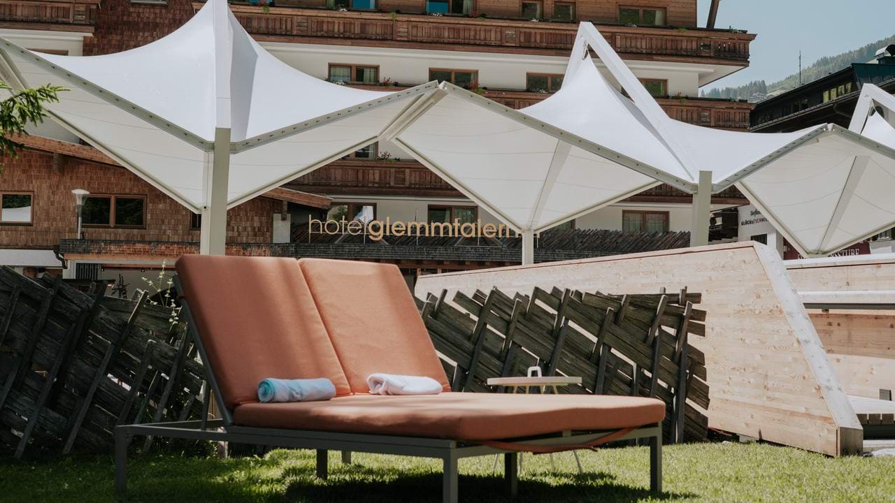 Solstolar vid hotellet © Glemmtalerhof Glemmtalerhof - solstolar