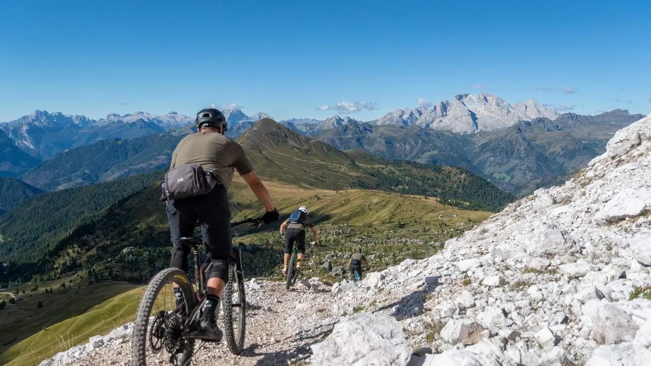 Guide E-MTB i Dolomiterna