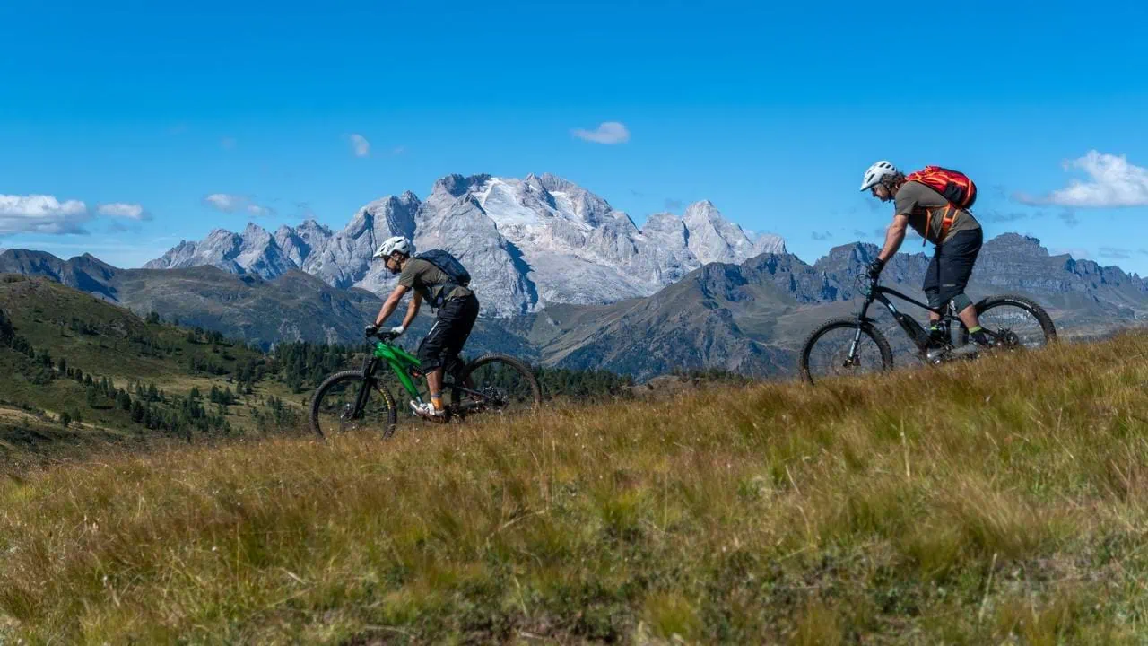 E-MTB i Dolomiterna med utsikt